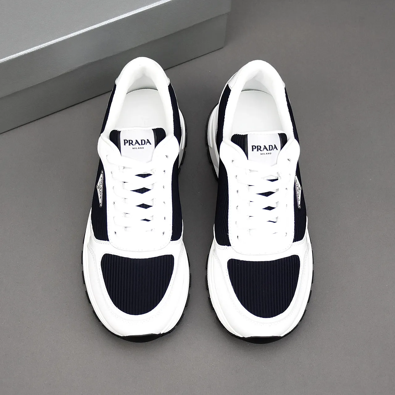 PP460👟👟👟Prada/Prada Prax men's series casual sports shoes Prax sports shoes combine style and comfort, with a unique sports design defined by exquisite materials and details. Fashionable, casual and versatile, it is decorated with an enameled triangle logo on the outside, a Prada Milano printed logo on the tongue, and a 2.5cm lightweight two-tone rubber sole for a comfortable wearing experience! Size: 38-39-40-41-42-43-44 standard leather shoe size